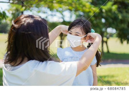 子どもにマスクを付けさせるお母さん 68084785