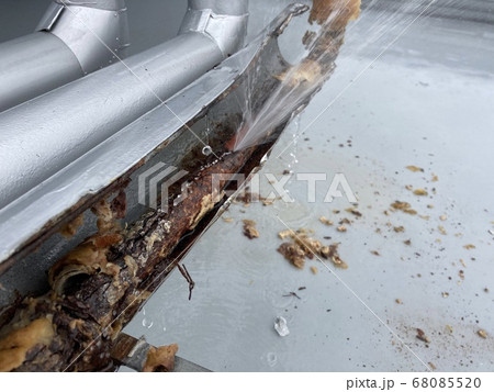 水道管からの水漏れ 68085520