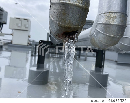 水道管からの水漏れ 68085522