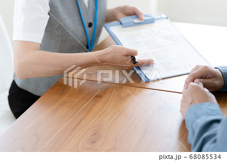 説明をする女性職員【手元】 68085534