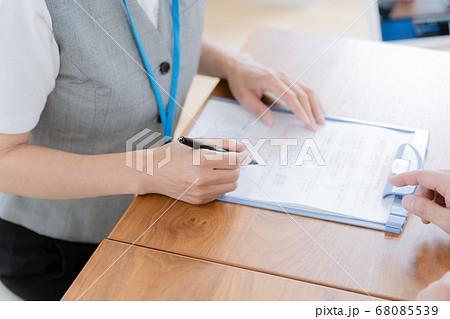 説明をする女性職員【手元】 68085539