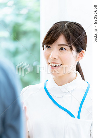 笑顔の女性看護師 68085669