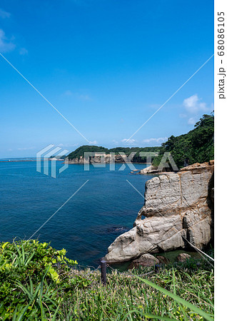 8月撮影／越前加賀国定公園　日本海の加佐岬灯台のある加佐の岬 68086105