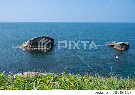 8月撮影 越前加賀国定公園 日本海の加佐岬灯台のある加佐の岬の写真素材