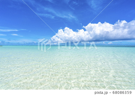 沖縄県　下地島　ランウェイ17ENDのビーチ 68086359