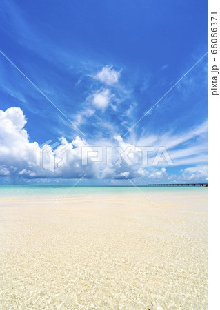 沖縄県　下地島　ランウェイ17ENDのビーチ 68086371