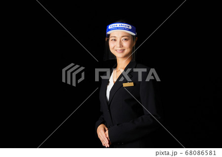 フェイスシールドをした接客業のビジネスウーマン 68086581