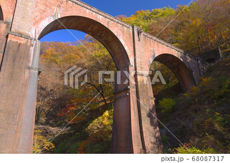 秋真っ盛り紅葉鮮やかな碓氷峠第三橋梁(めがね橋) 秋真っ盛り紅葉鮮やかな碓氷峠第三橋梁(めがね橋) 68087317