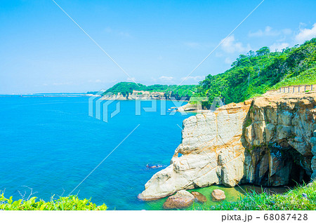 ふわゆるハイキー加工 越前加賀国定公園 日本海の加佐岬灯台のある加佐の岬の写真素材