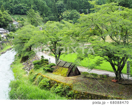 川合川の河畔に残る「大原の産屋」 68088470