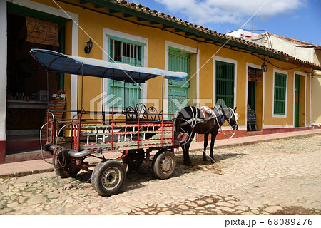 コロニアル調のカラフルな建物と馬車 コロニアル調のカラフルな建物と馬車 68089276