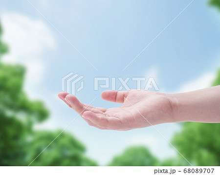 差し出す手のひら 青空背景 差し出す手のひら 青空背景 68089707