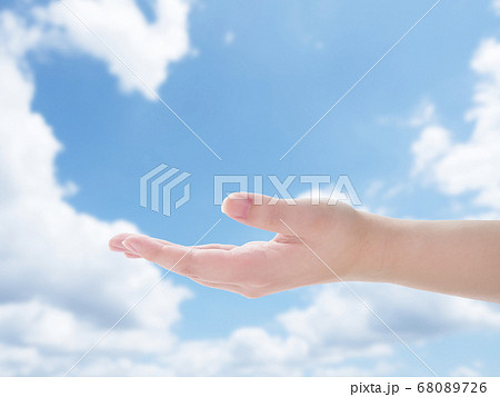 差し出す手のひら　夏空背景　 68089726