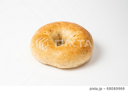 白背景のベーグル 68089966