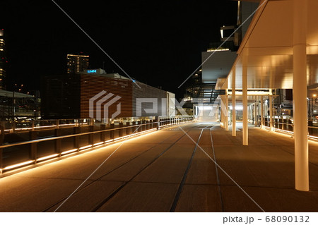 横浜駅北口の歩道 68090132