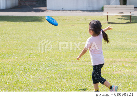 フリスビーをする少女 68090221