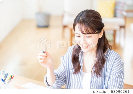 リビングでリモートワーク中の若い女性。 リビングでリモートワーク中の若い女性。 68090261