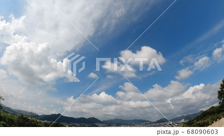 広がる空と雲と山々 68090603