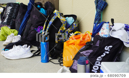 部室前に置かれたサッカー部員の荷物 68090709