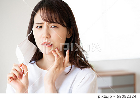 マスクのため肌荒れを気にする若い女性 マスクのため肌荒れを気にする若い女性 68092324