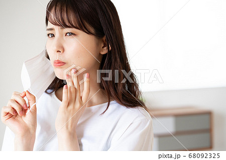 マスクのため肌荒れを気にする若い女性 マスクのため肌荒れを気にする若い女性 68092325