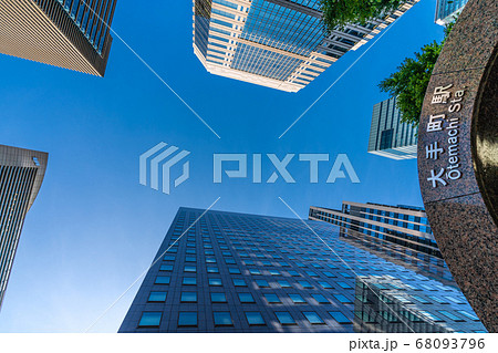 日本の東京都市景観 大手町駅とオフィスビル群などを望む＝8月3日 68093796