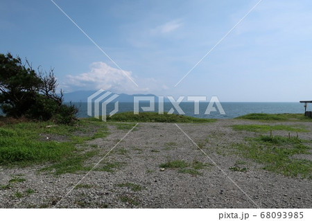 誰もいない駿河湾の浜辺 68093985