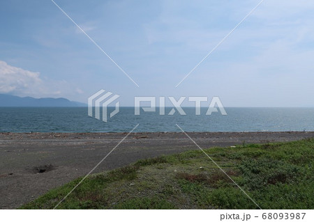 駿河湾の浜辺 68093987