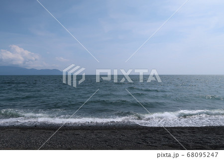 駿河湾の浜辺 68095247