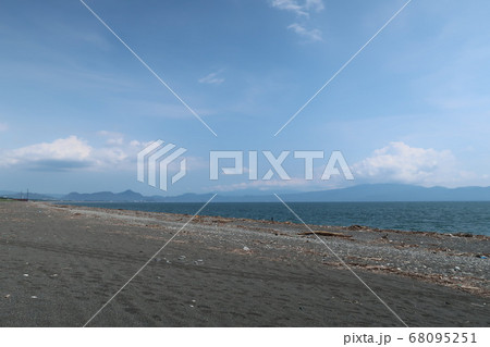駿河湾の浜辺 68095251