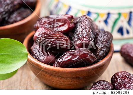 Dried dates in bowl 68095293
