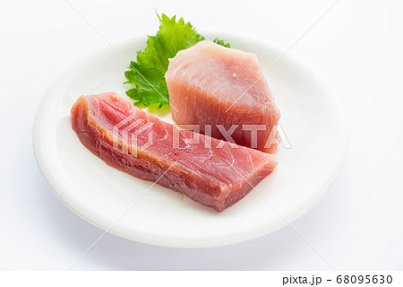 生のマグロのブロック　キハダマグロとビンチョウマグロ 68095630