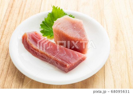 生のマグロのブロック　キハダマグロとビンチョウマグロ 68095631