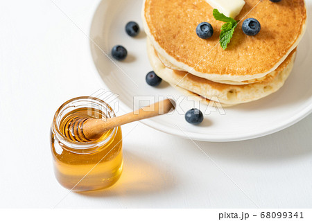 蜂蜜とホットケーキの写真素材