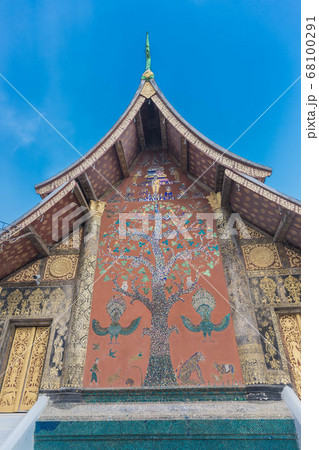 ラオス ルアンパバーン・ワットシェントーンの本堂のモザイク画 ラオス ルアンパバーン・ワットシェントーンの本堂のモザイク画 68100291