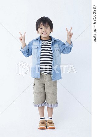 ピースをする男児 68100887