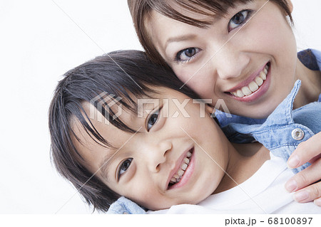 寄り添う親子 68100897