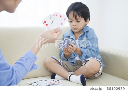 トランプで遊ぶ親子 68100929