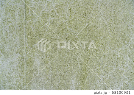 緑色に汚れた白い外壁 緑色に汚れた白い外壁 68100931