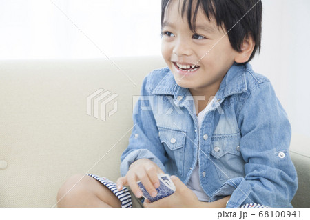 トランプで遊ぶ男の子 トランプで遊ぶ男の子 68100941