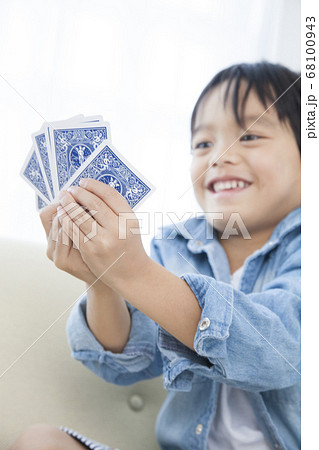 トランプで遊ぶ男の子 68100943