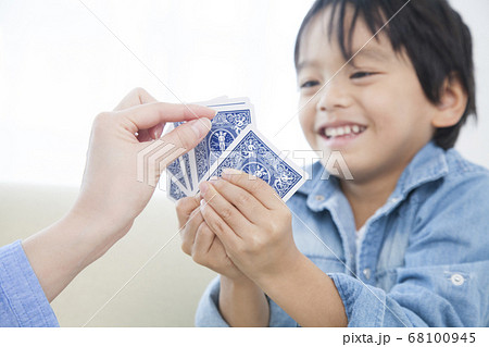トランプで遊ぶ親子 トランプで遊ぶ親子 68100945