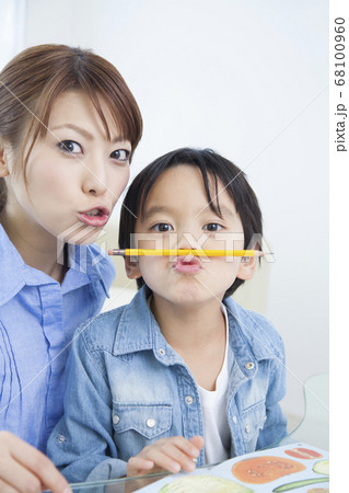 勉強する親子 68100960