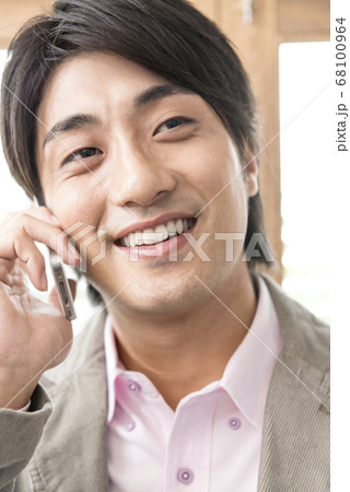 電話をする男性 電話をする男性 68100964