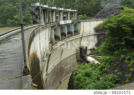 長野県 松本市の稲核ダム(ホロージェットバルブ放流中) 長野県 松本市の稲核ダム(ホロージェットバルブ放流中) 68101571