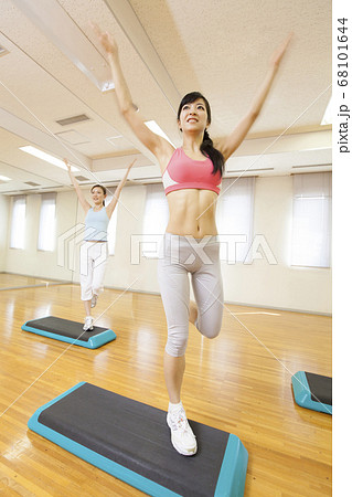 ステップ運動をする女性 ステップ運動をする女性 68101644