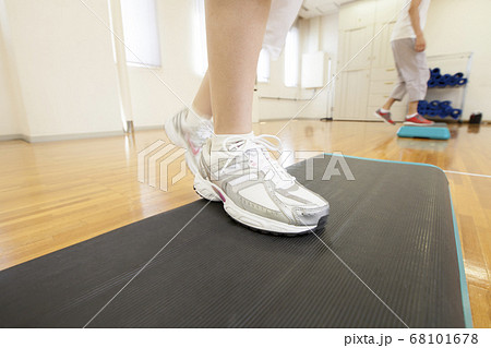 ステップ運動をする女性の足元 68101678
