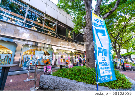 日本の東京都市景観　宝くじ売り場のコロナ対策・ソーシャルディスタンス…＝東京・銀座 68102059