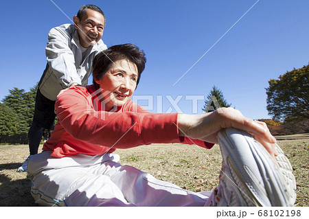 公園でストレッチするシニア夫婦 68102198