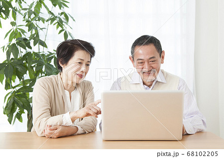 ノートパソコンを見るシニア夫婦 ノートパソコンを見るシニア夫婦 68102205
